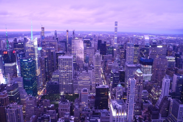 ニューヨークの夕暮れ時の幻想的な高層ビル