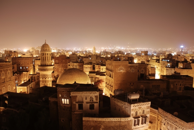 イエメンの首都サナアの旧市街の夜景