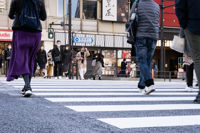 東京 銀座 有楽町の交差点を歩く人