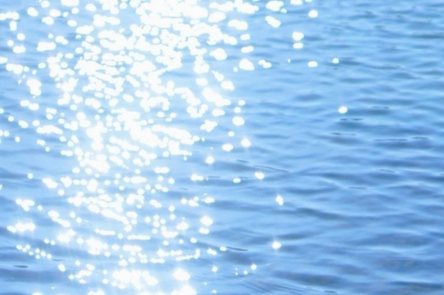 キラキラ光る水面の背景