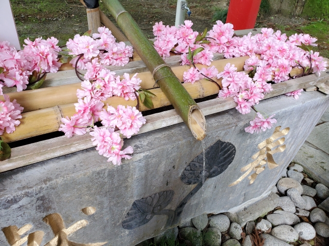 花が置かれた神社の手水舎