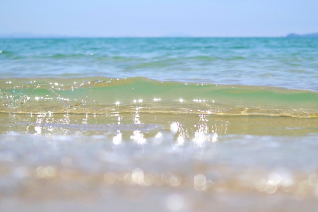 キラキラ輝く穏やかな波ときれいな砂浜