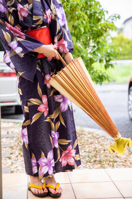浴衣を着て番傘を持つ女性　kimono